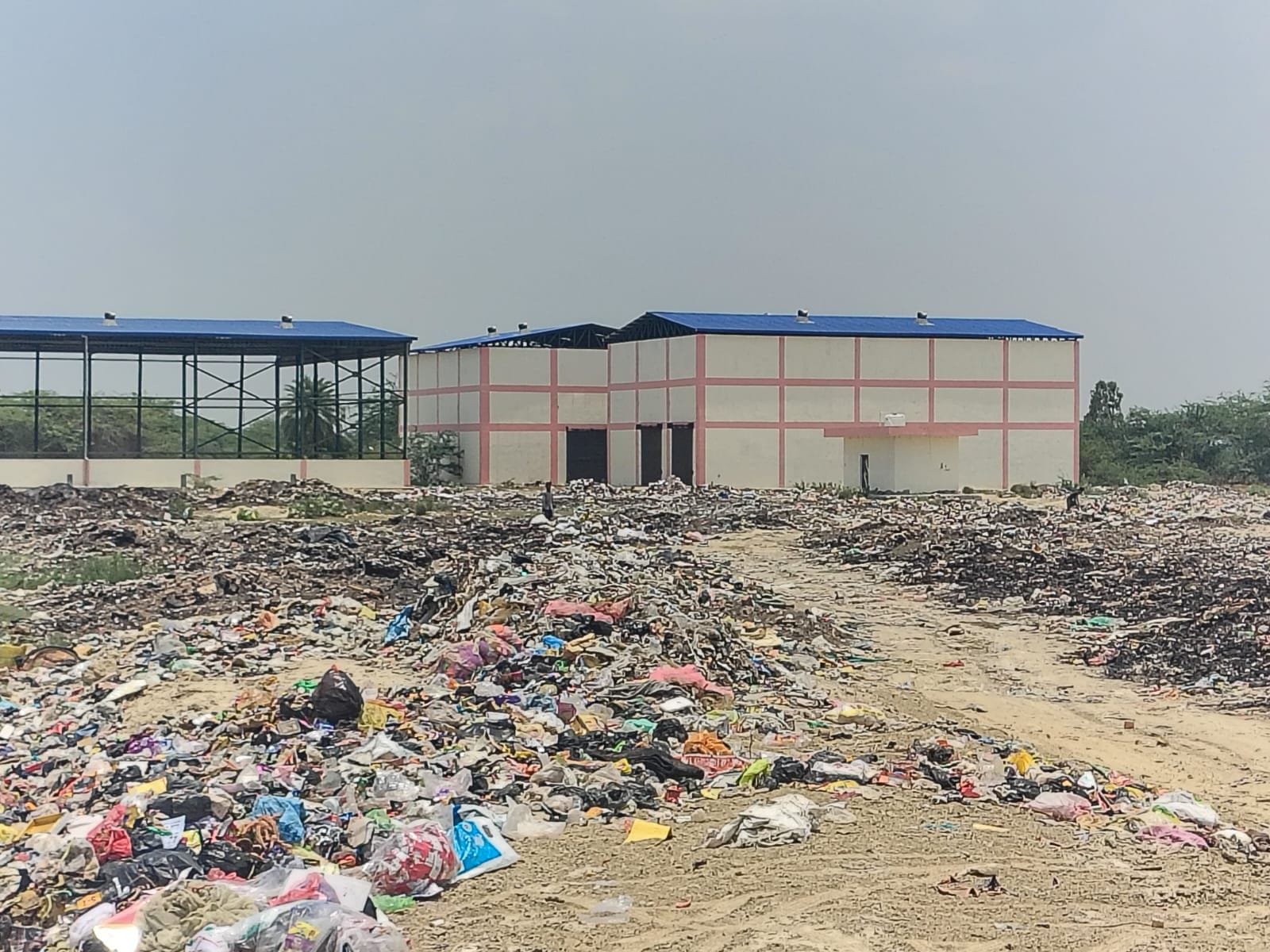 फोटो-24-नगर पालिका के जलकल कार्यालय परिसर में खड़े खरीदे गए नए वाहन। संवाद