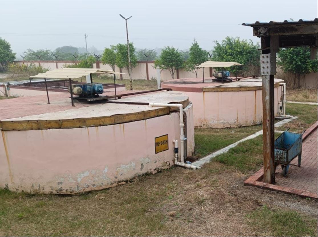 फोटो-24-नगर पालिका के जलकल कार्यालय परिसर में खड़े खरीदे गए नए वाहन। संवाद