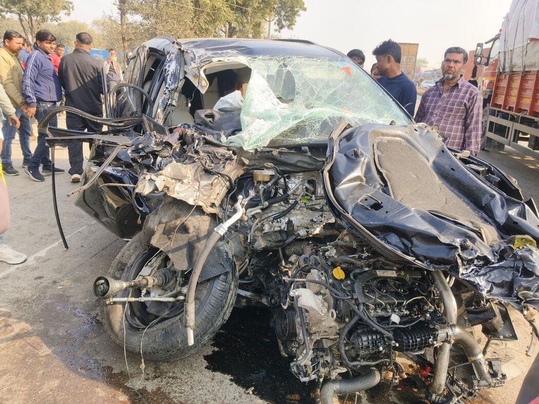 फोटो-29- थरियांव हाइवें में दुर्घटना के बाद क्षतिग्रस्त कार। संवाद फोटो-29- थरियांव हाइवें में दुर्घटना के बाद क्षतिग्रस्त कार। संवाद