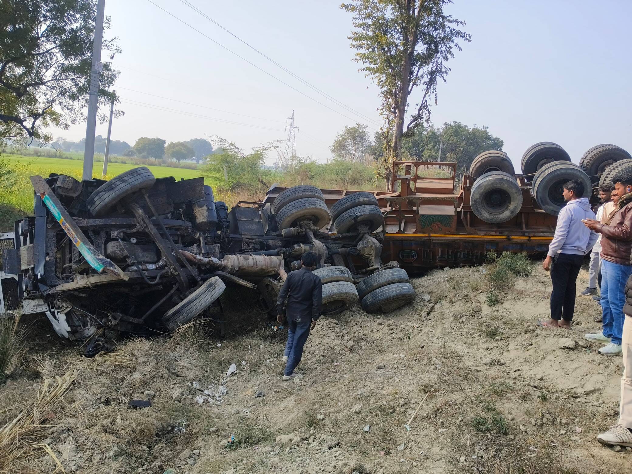 फोटो-29- थरियांव हाइवें में दुर्घटना के बाद क्षतिग्रस्त कार। संवाद फोटो-29- थरियांव हाइवें में दुर्घटना के बाद क्षतिग्रस्त कार। संवाद
