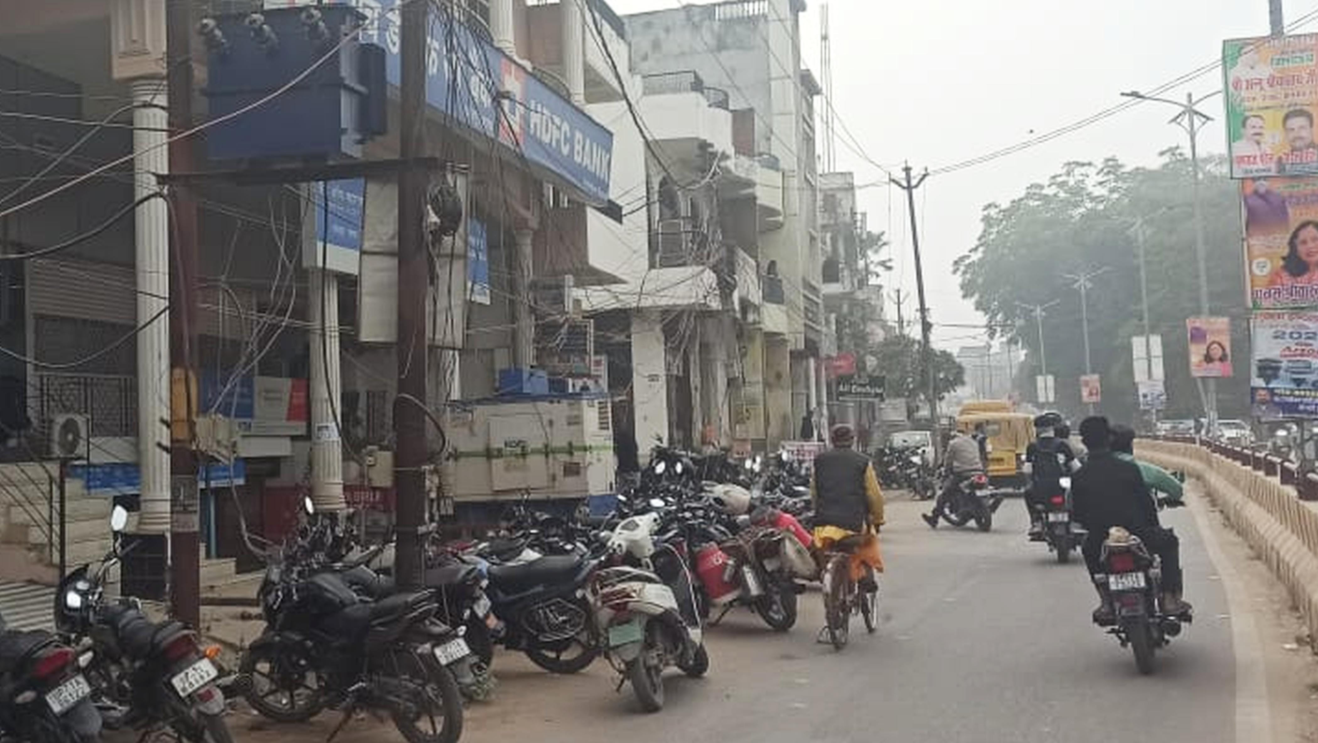 फोटो-5-एचडी एफसी बैंक के सामने खड़ी बाइकें। संवाद