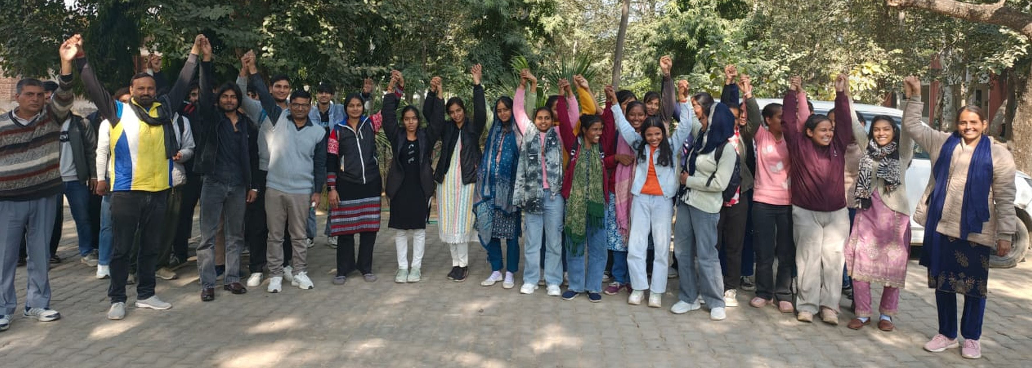 फोटो संख्या:68 शहर के हुड्डा पार्क में यात्रा को रवाना करतीं एसडीएम कनिका गोयल। संवाद फोटो संख्या:68 शहर के हुड्डा पार्क में यात्रा को रवाना करतीं एसडीएम कनिका गोयल। संवाद