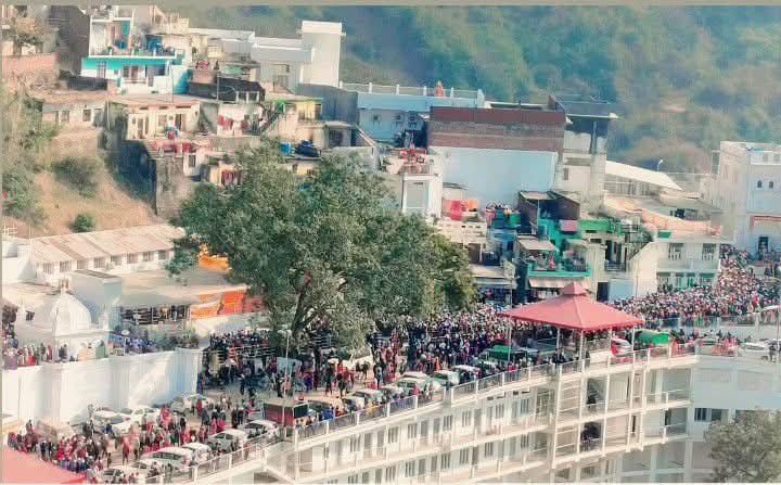 हरिपुर गुरूद्वारा मेले में खरीददारी करते हुए श्रद्धालु- संवाद हरिपुर गुरूद्वारा मेले में खरीददारी करते हुए श्रद्धालु- संवाद
