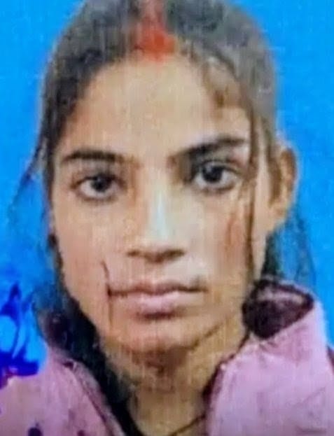 इस दर्द का अंत नहीं: गांव गढि़या सुहागपुर में डबल मर्डर के बाद युवक के घर पर सोमवार को चीत्कार इस दर्द का अंत नहीं: गांव गढि़या सुहागपुर में डबल मर्डर के बाद युवक के घर पर सोमवार को चीत्कार