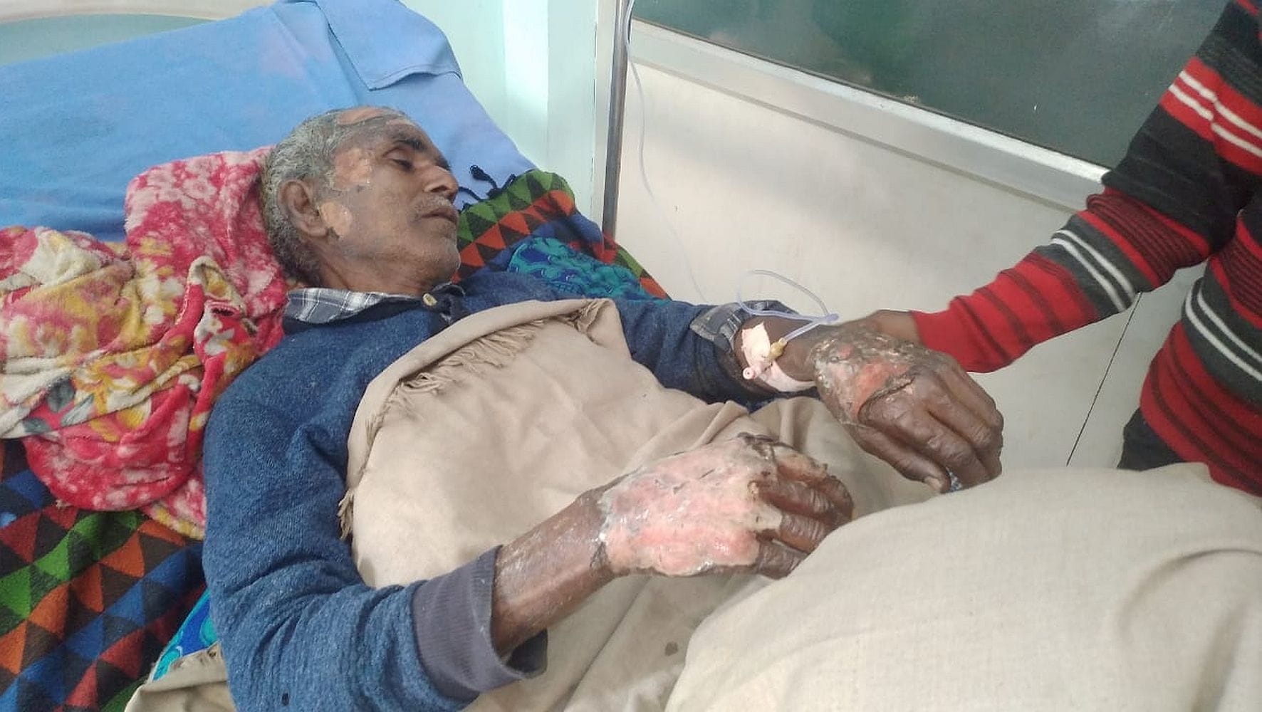 जहांगीराबाद क्षेत्र के ग्राम फतेहसराय में आग लगने से जला मवेशियों का बाड़ा। जहांगीराबाद क्षेत्र के ग्राम फतेहसराय में आग लगने से जला मवेशियों का बाड़ा।