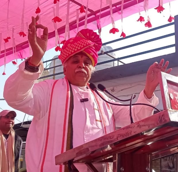 जलालाबाद में बरेली रोड स्थित एक लॉन में आयोजित हिंदू संवाद कार्यक्रम में मौजूद लोग। संवाद जलालाबाद में बरेली रोड स्थित एक लॉन में आयोजित हिंदू संवाद कार्यक्रम में मौजूद लोग। संवाद