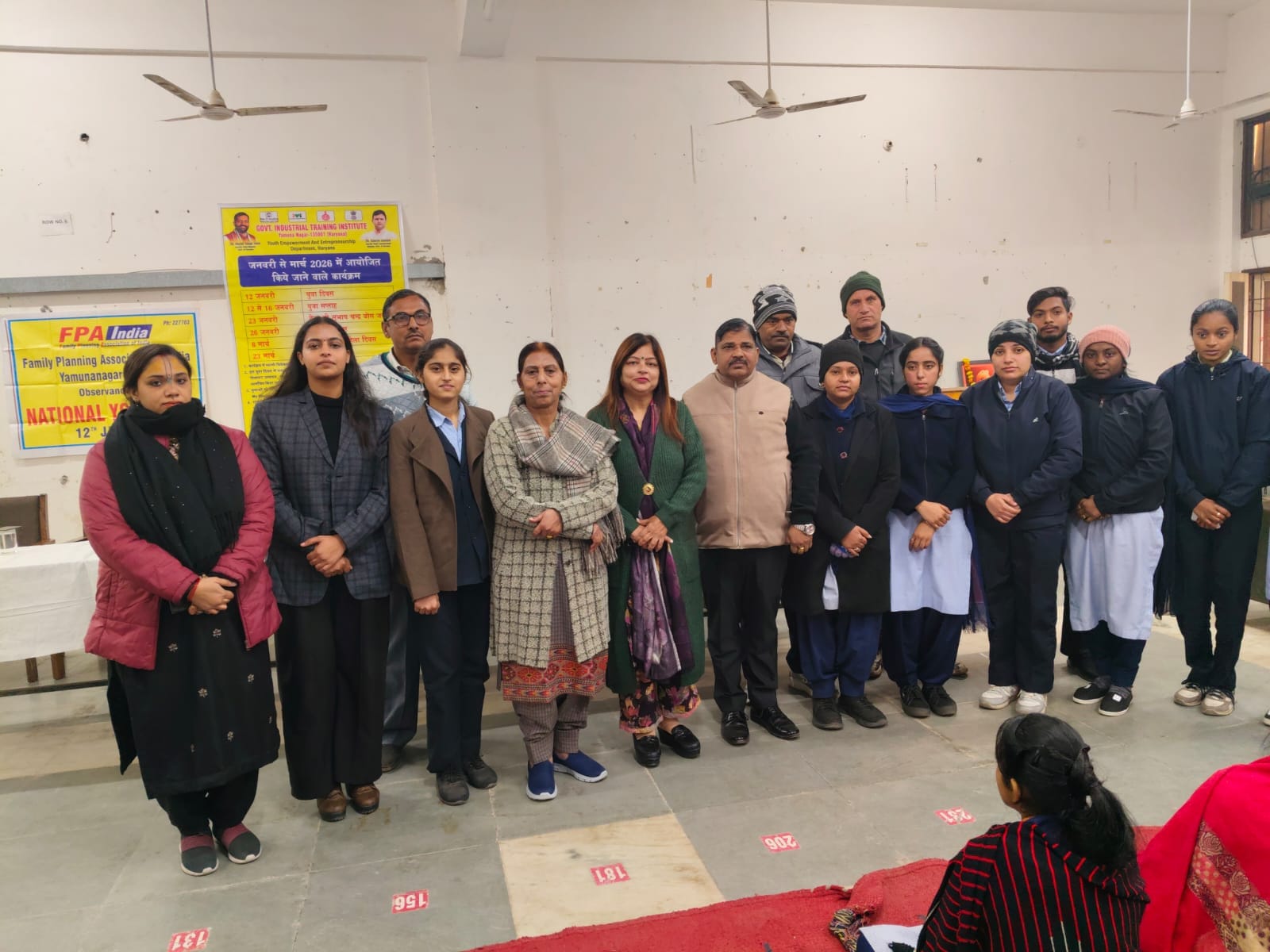 जिलाध्यक्ष को लड्डू खिलाते पूर्व मंत्री कंवरपाल। प्रवक्ता जिलाध्यक्ष को लड्डू खिलाते पूर्व मंत्री कंवरपाल। प्रवक्ता