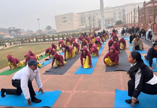 कुरुक्षेत्र। गीता ज्ञान संस्थानम् में दीप प्रज्ज्वलित कर सूर्य नमस्कार अभियान का शुभारंभ करते स कुरुक्षेत्र। गीता ज्ञान संस्थानम् में दीप प्रज्ज्वलित कर सूर्य नमस्कार अभियान का शुभारंभ करते स