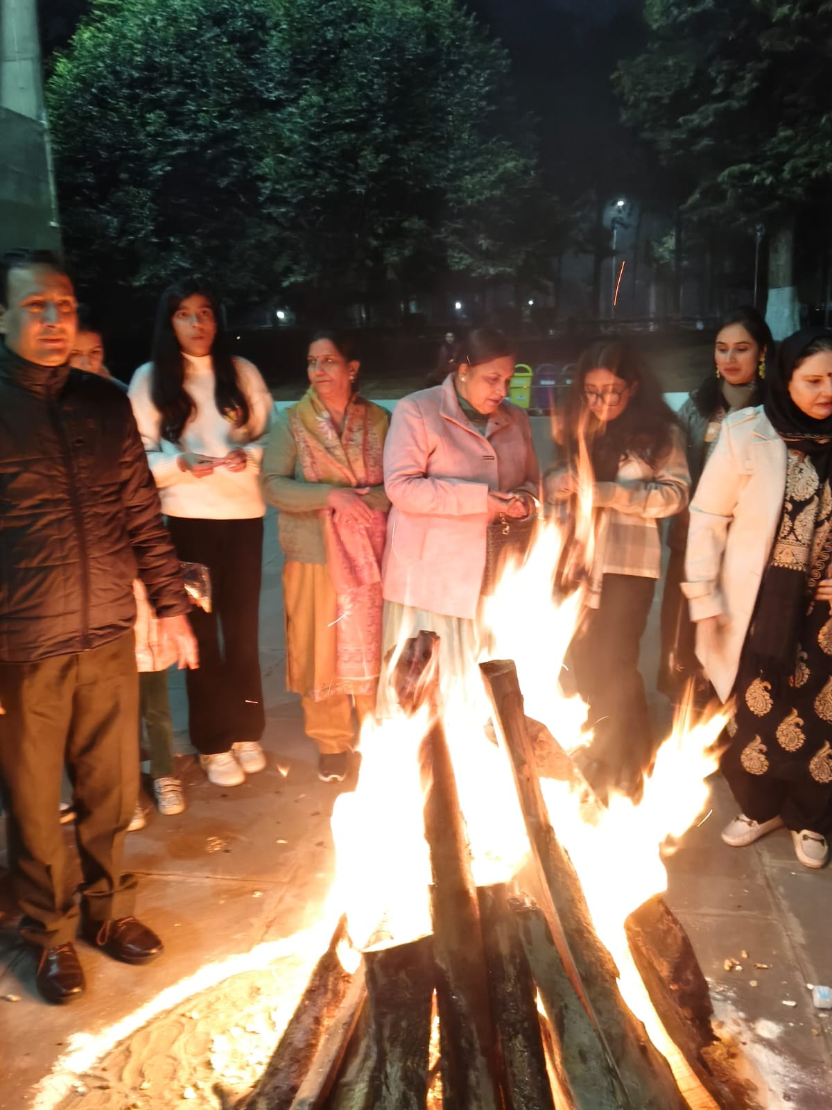 कुरुक्षेत्र। लोहड़ी पूजन करने के दौरान सदस्य। स्वयं