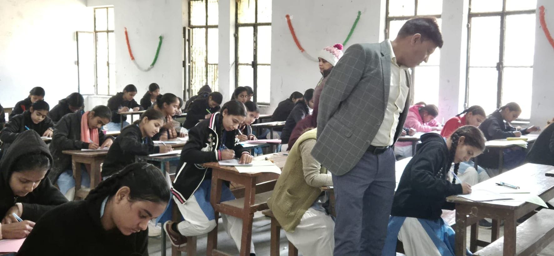 कोटवाधाम विद्यापीठ इंटर कॉलेज में प्री बोर्ड परीक्षा देते परीक्षार्थी व सतरीख स्थित जीआईसी में कोटवाधाम विद्यापीठ इंटर कॉलेज में प्री बोर्ड परीक्षा देते परीक्षार्थी व सतरीख स्थित जीआईसी में