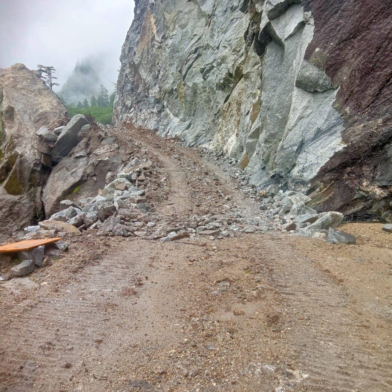 खस्ताहाल सुंडा सनेई सडक़ पर खतरों के साये में हो रहा सफर। संवाद खस्ताहाल सुंडा सनेई सडक़ पर खतरों के साये में हो रहा सफर। संवाद