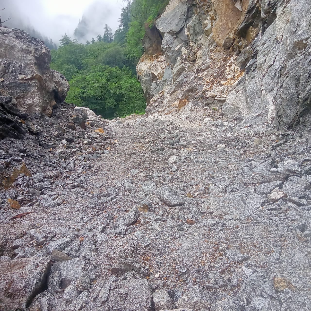 खस्ताहाल सुंडा सनेई सडक़ पर खतरों के साये में हो रहा सफर। संवाद खस्ताहाल सुंडा सनेई सडक़ पर खतरों के साये में हो रहा सफर। संवाद