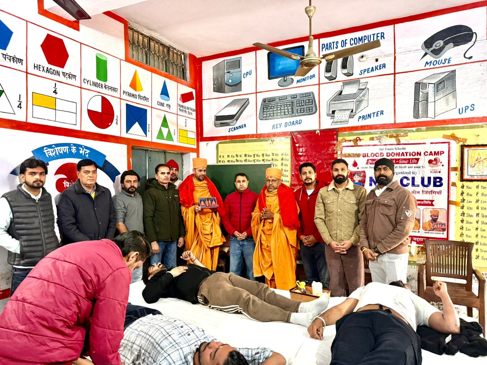 लाडवा। बैच लगाकर रक्तदाताओं का हौंसला बढ़ाते समाजसेवी जोगध्यान व मुख्यातिथि। विज्ञप्ति