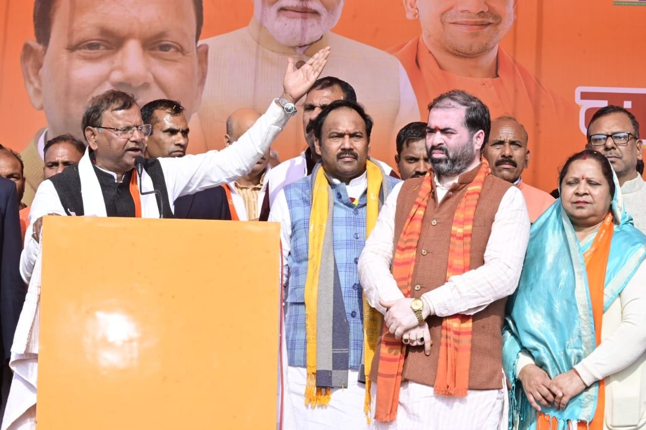 लखनऊ-अयोध्या हाईवे पर बुलडोजर पर चढ़कर भाजपा प्रदेश अध्यक्ष पंकज चौधरी का फूल बरसाकर स्वागत करत