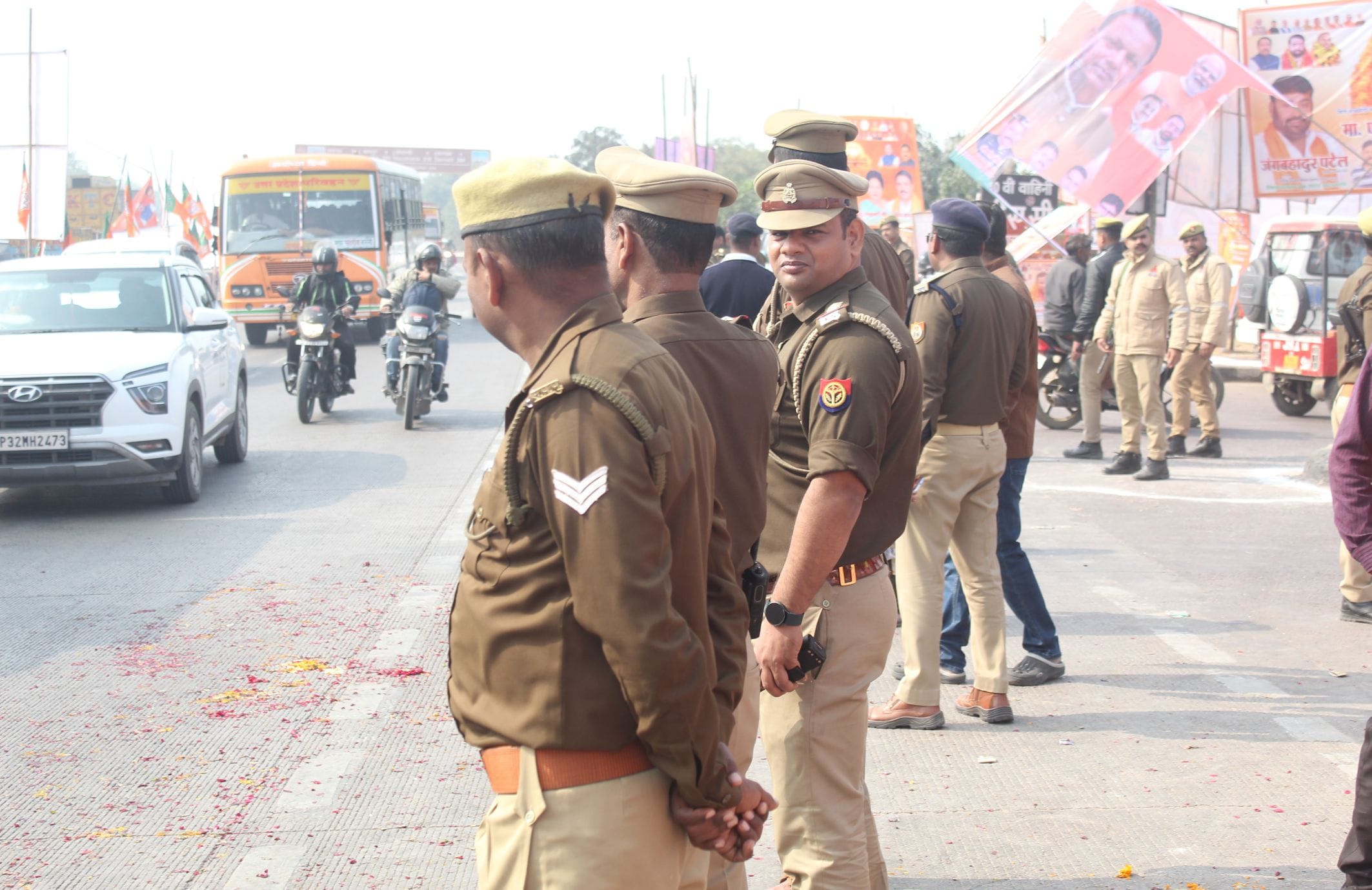 लखनऊ-अयोध्या हाईवे पर बुलडोजर पर चढ़कर भाजपा प्रदेश अध्यक्ष पंकज चौधरी का फूल बरसाकर स्वागत करत