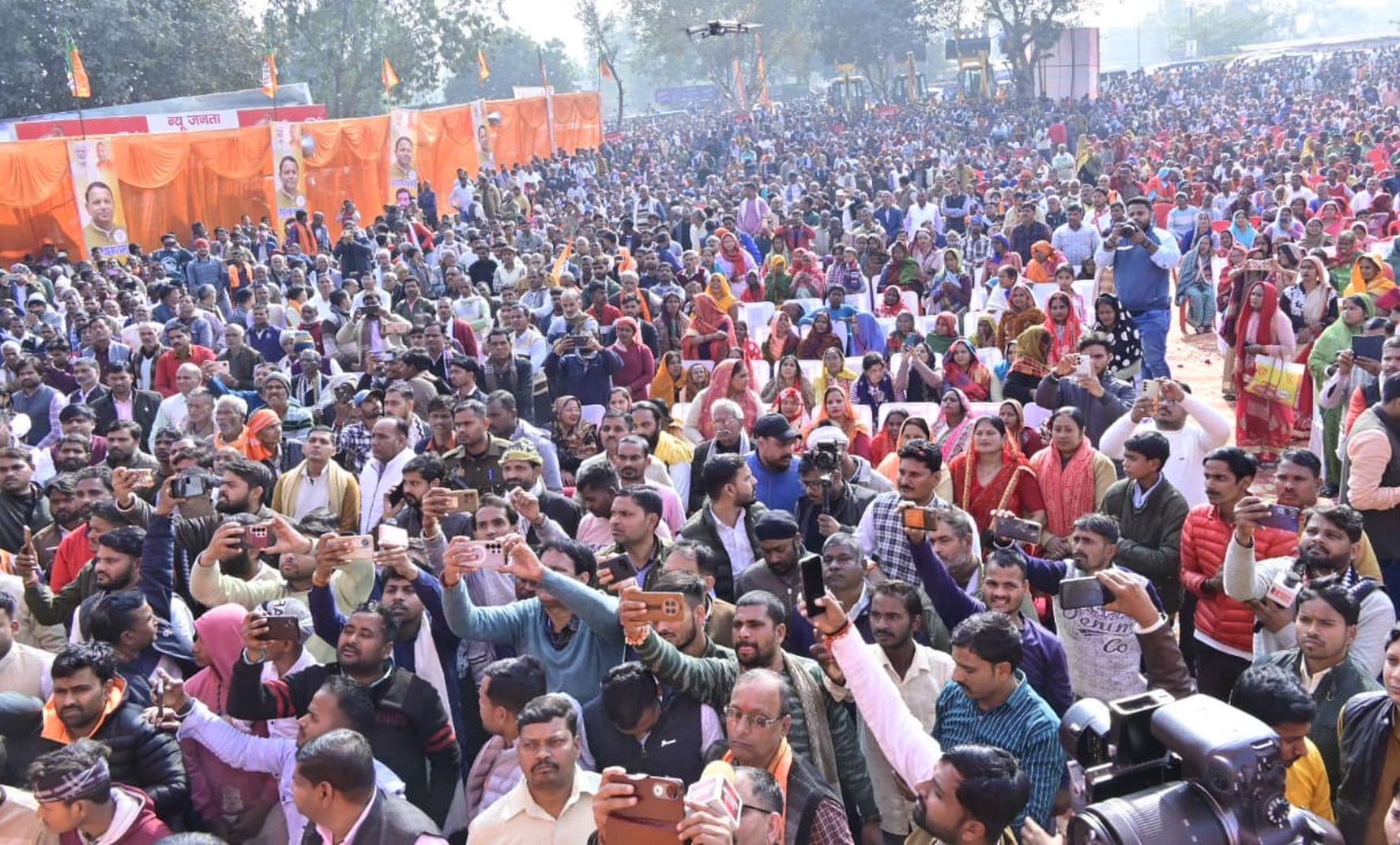 लखनऊ-अयोध्या हाईवे पर बुलडोजर पर चढ़कर भाजपा प्रदेश अध्यक्ष पंकज चौधरी का फूल बरसाकर स्वागत करत