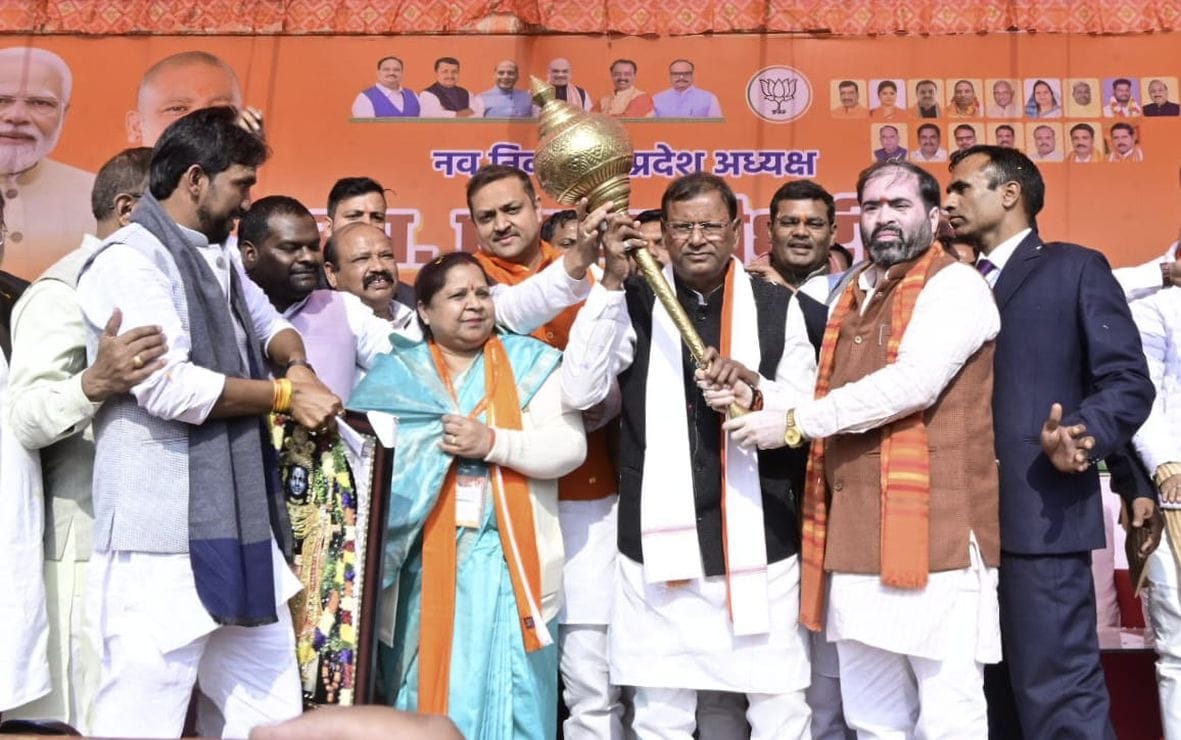 लखनऊ-अयोध्या हाईवे पर बुलडोजर पर चढ़कर भाजपा प्रदेश अध्यक्ष पंकज चौधरी का फूल बरसाकर स्वागत करत