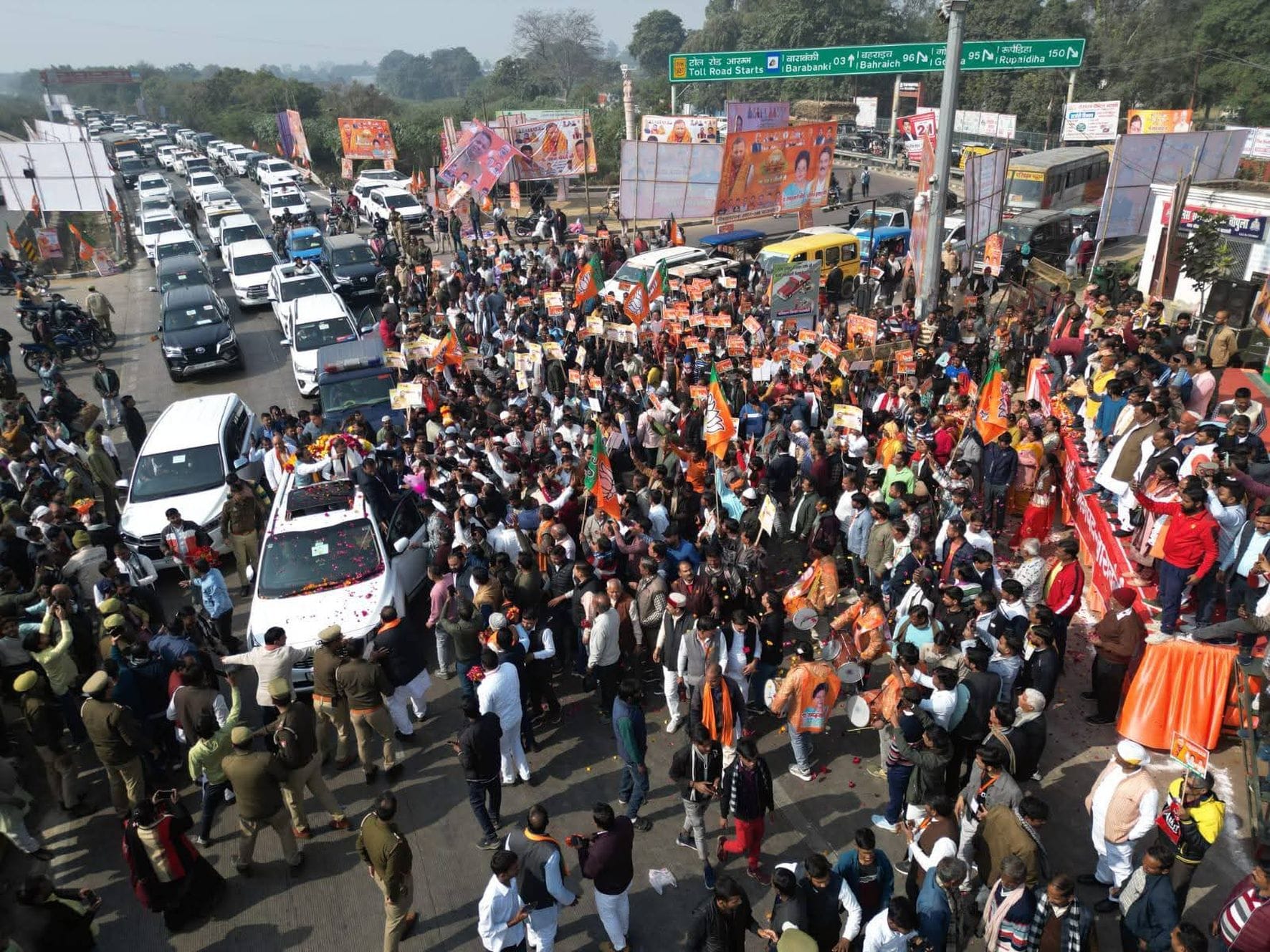 लखनऊ-अयोध्या हाईवे पर बुलडोजर पर चढ़कर भाजपा प्रदेश अध्यक्ष पंकज चौधरी का फूल बरसाकर स्वागत करत