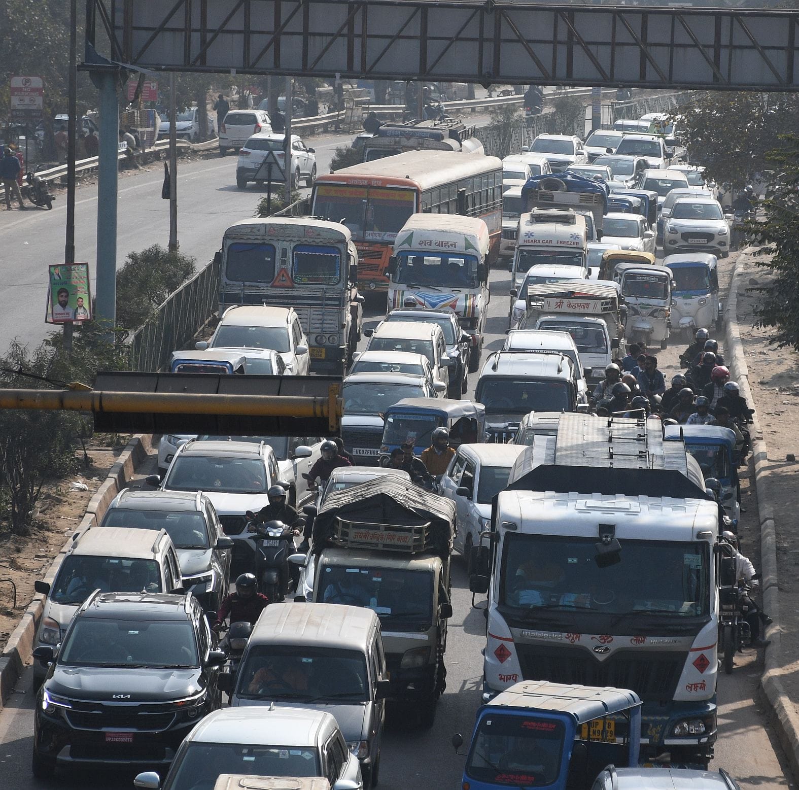 लखन्ऊ में लगा जाम। लखन्ऊ में लगा जाम।
