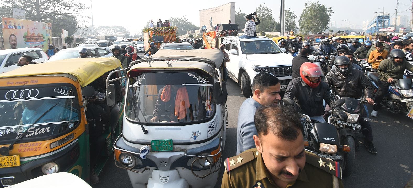 लखन्ऊ में लगा जाम। लखन्ऊ में लगा जाम।