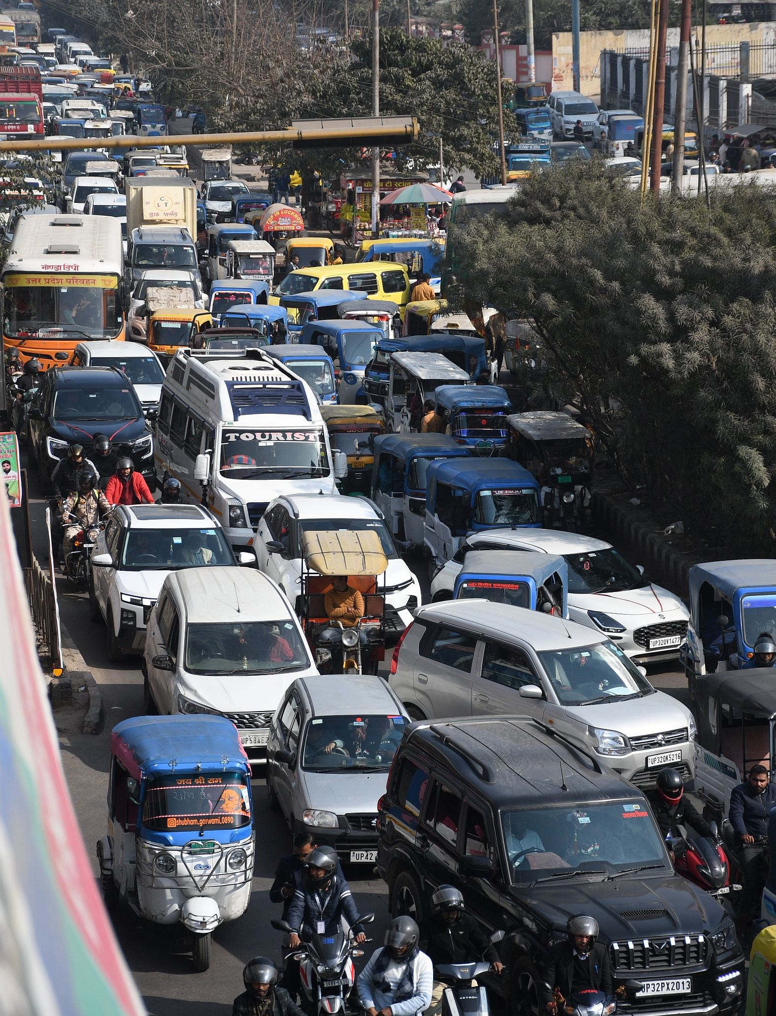 लखन्ऊ में लगा जाम। लखन्ऊ में लगा जाम।