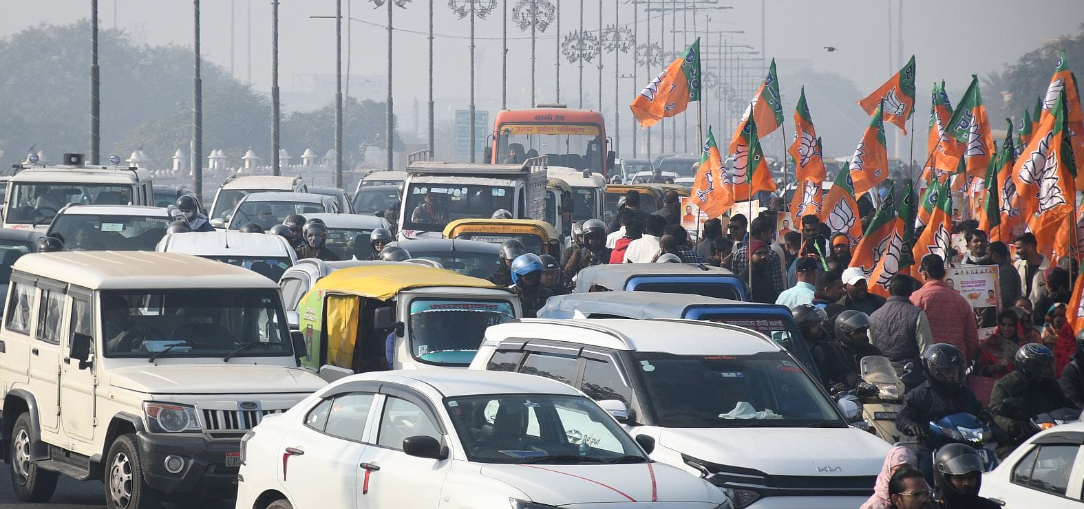 लखन्ऊ में लगा जाम। लखन्ऊ में लगा जाम।