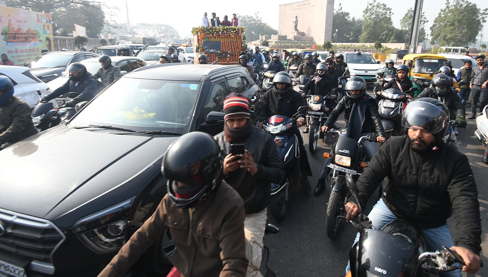 लखन्ऊ में लगा जाम। लखन्ऊ में लगा जाम।