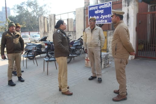 मेडिकल कालेज में स्थित आशा ज्योति केंद्र से शाम लगभग 7:23 पर पुलिस कस्टडी में गर्म चादर से ढंक मेडिकल कालेज में स्थित आशा ज्योति केंद्र से शाम लगभग 7:23 पर पुलिस कस्टडी में गर्म चादर से ढंक
