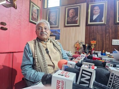 मोहनपुरी स्थित आवास पर पत्रकार वार्ता करते भाजपा के राष्ट्रीय उपाध्यक्ष व सांसद डॉ. लक्ष्मीकांत