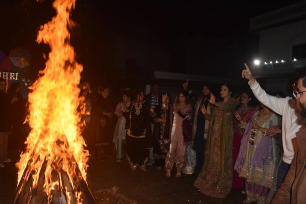 नगर के प्रीत विहार में लोहड़ी मनाते लोग। संवाद