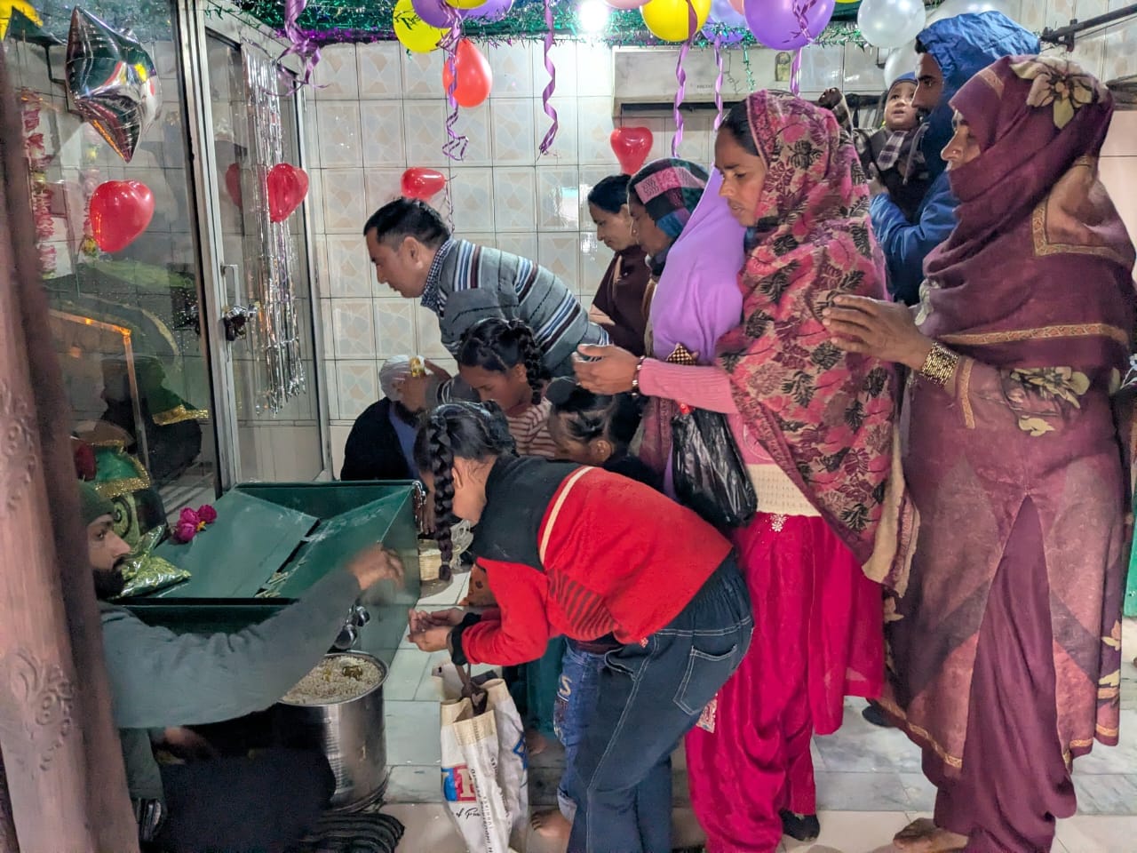 नालागढ़ के पीर स्थान लोहड़ी मेले में एसपी विनोद धीमान मैच शुरू होने से पहले खिलाडिय़ों का परिचय 
