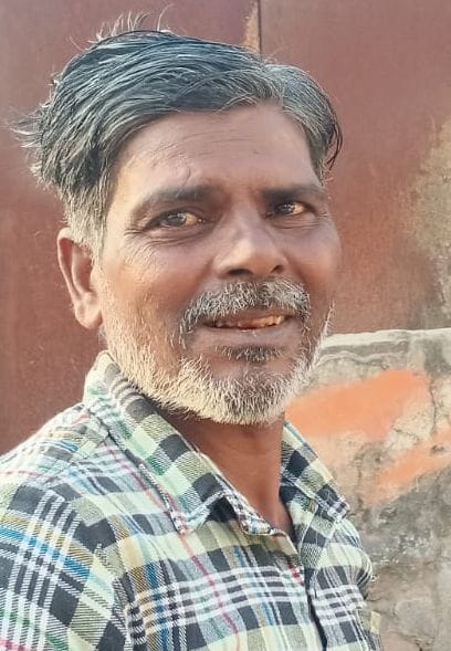 पानी की समस्या को लेकर आंबेडकर छात्रावास के पास में स्थित ओवरहेड टैंक पर चढ़े सभासद। संवाद