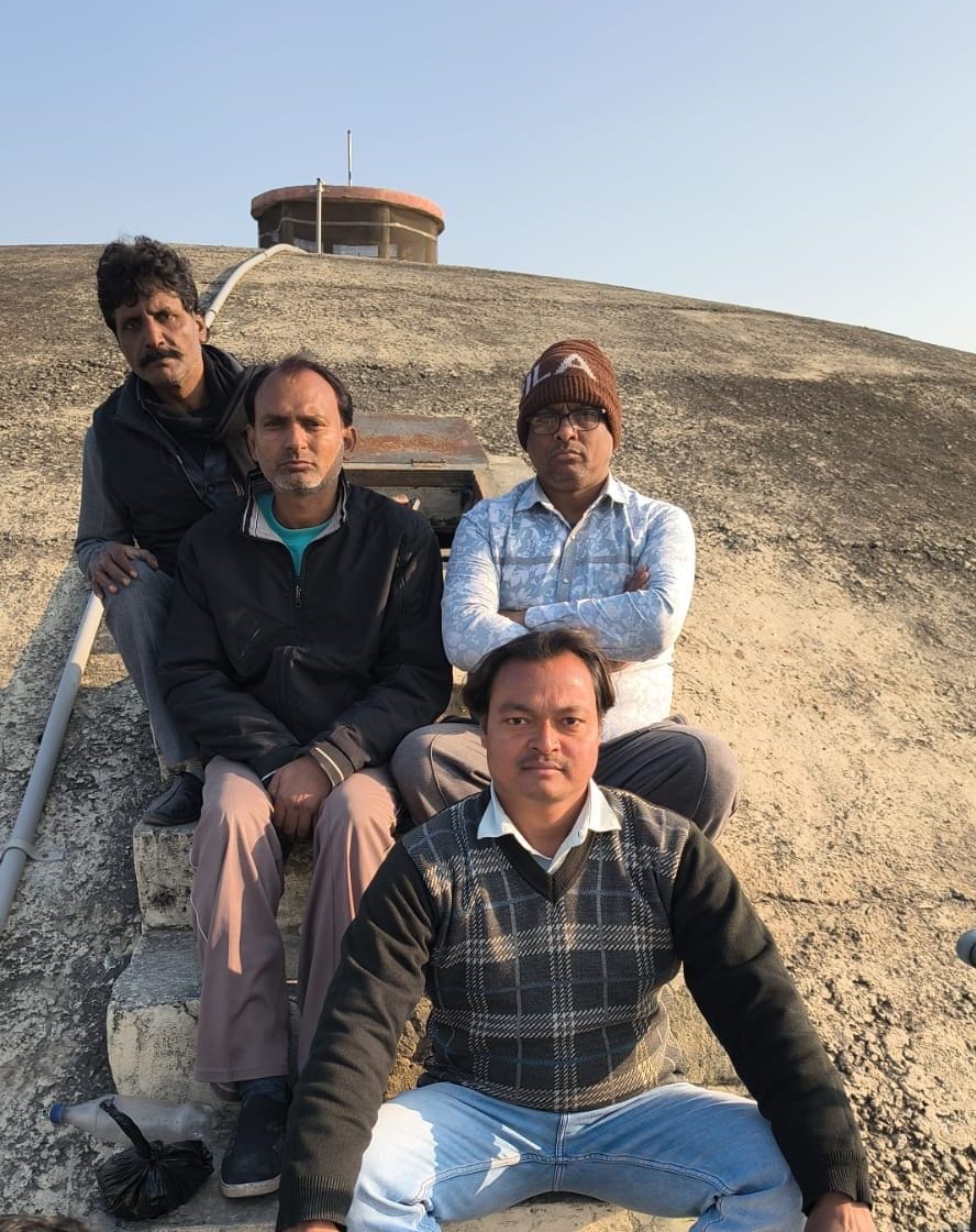 पानी की समस्या को लेकर आंबेडकर छात्रावास के पास में स्थित ओवरहेड टैंक पर चढ़े सभासद। संवाद