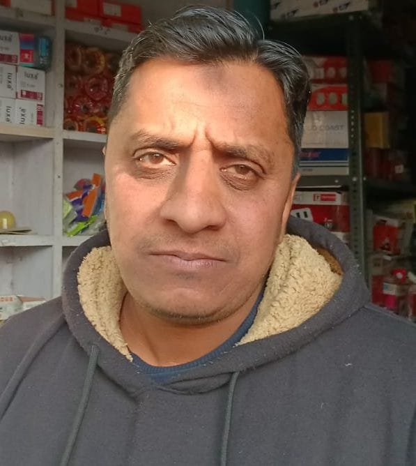 पानी की समस्या को लेकर आंबेडकर छात्रावास के पास में स्थित ओवरहेड टैंक पर चढ़े सभासद। संवाद