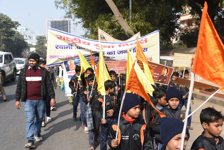  रिजर्व पुलिस लाइन से मठ तक विद्यार्थियों ने यात्रा निकाली। 