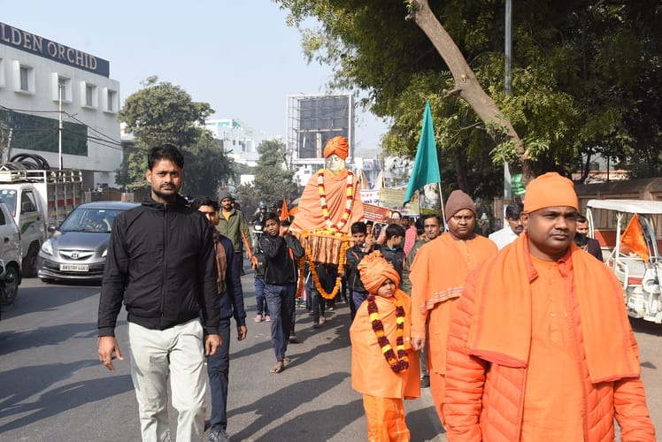  रिजर्व पुलिस लाइन से मठ तक विद्यार्थियों ने यात्रा निकाली। 