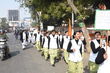 रिजर्व पुलिस लाइन से मठ तक विद्यार्थियों ने यात्रा निकाली। 