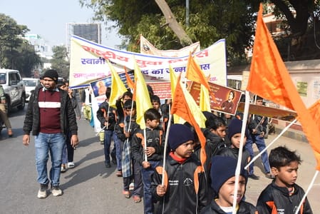  रिजर्व पुलिस लाइन से मठ तक विद्यार्थियों ने यात्रा निकाली। 