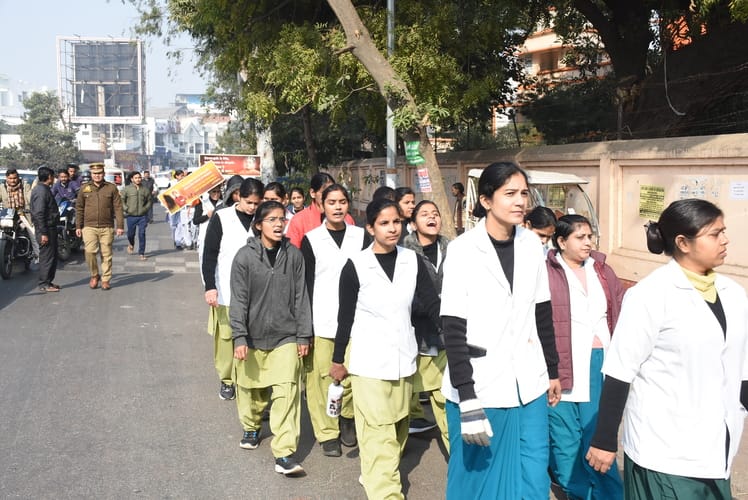  रिजर्व पुलिस लाइन से मठ तक विद्यार्थियों ने यात्रा निकाली। 
