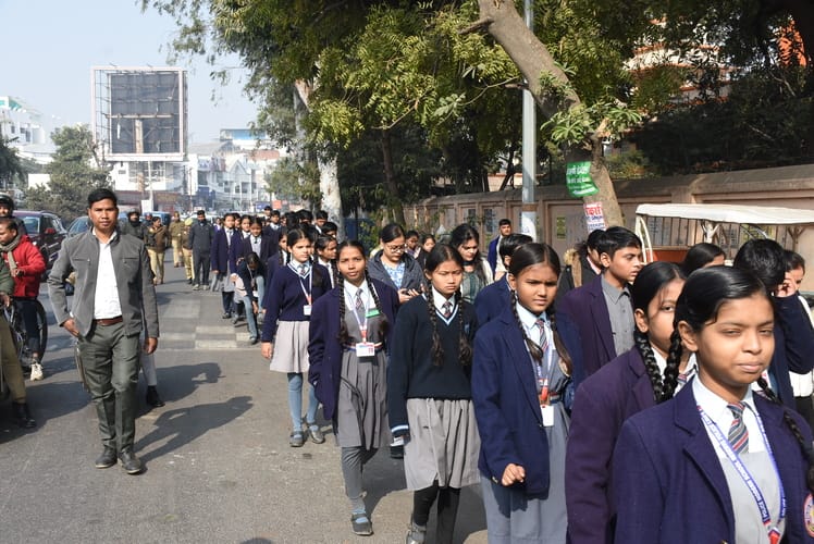  रिजर्व पुलिस लाइन से मठ तक विद्यार्थियों ने यात्रा निकाली। 