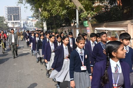  रिजर्व पुलिस लाइन से मठ तक विद्यार्थियों ने यात्रा निकाली। 