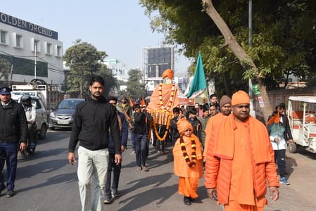  रिजर्व पुलिस लाइन से मठ तक विद्यार्थियों ने यात्रा निकाली। 