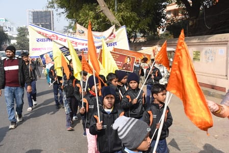  रिजर्व पुलिस लाइन से मठ तक विद्यार्थियों ने यात्रा निकाली। 