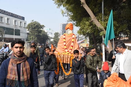  रिजर्व पुलिस लाइन से मठ तक विद्यार्थियों ने यात्रा निकाली। 