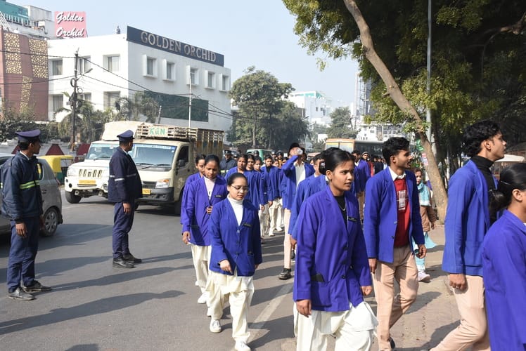  रिजर्व पुलिस लाइन से मठ तक विद्यार्थियों ने यात्रा निकाली। 