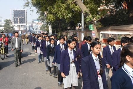  रिजर्व पुलिस लाइन से मठ तक विद्यार्थियों ने यात्रा निकाली। 