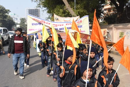  रिजर्व पुलिस लाइन से मठ तक विद्यार्थियों ने यात्रा निकाली। 