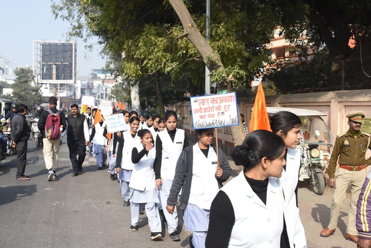  रिजर्व पुलिस लाइन से मठ तक विद्यार्थियों ने यात्रा निकाली। 