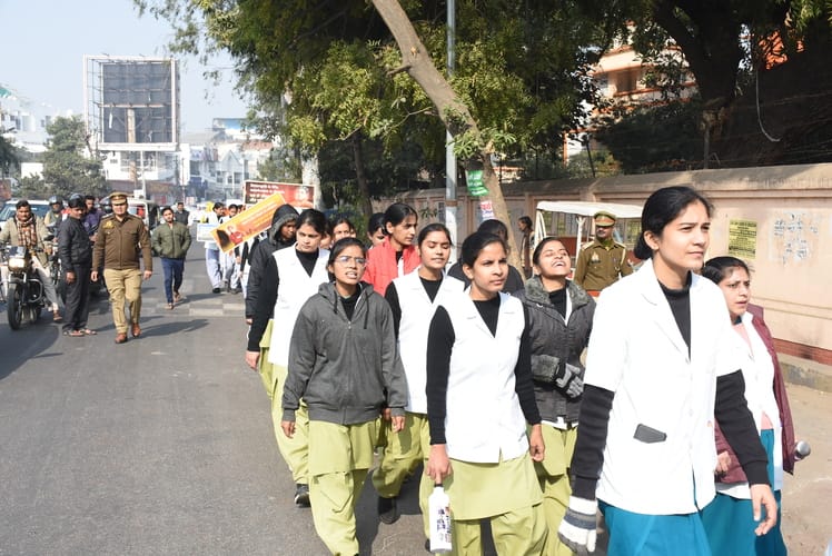  रिजर्व पुलिस लाइन से मठ तक विद्यार्थियों ने यात्रा निकाली। 
