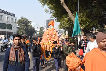  रिजर्व पुलिस लाइन से मठ तक विद्यार्थियों ने यात्रा निकाली। 